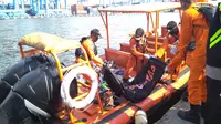 Evakuasi korban Lion Air JT 610 yang jatuh di Tanjung Karawang. (Merdeka.com)