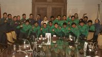 Para pemain Timnas Futsal Indonesia U-20 foto bersama pengurus Federasi Futsal Indonesia usai mengadakan pertemuan di Jakarta, Selasa (23/5/2017). (Bola.com/Vitalis Yogi Trisna)