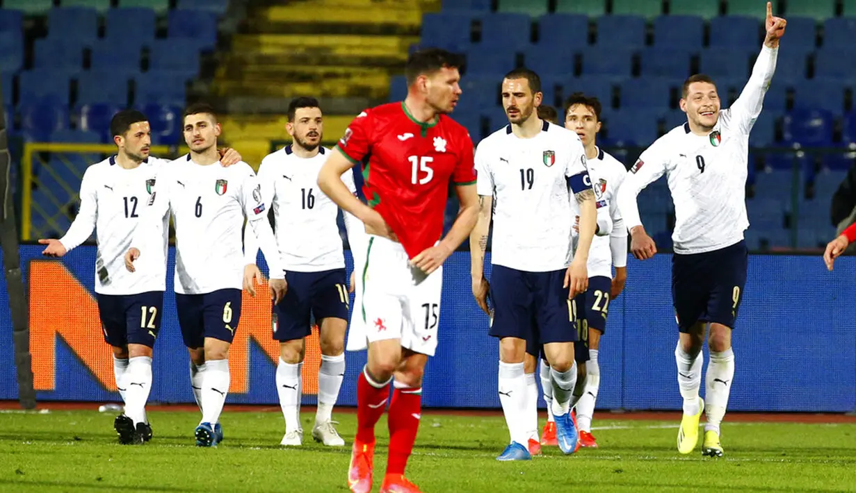 Pemain Italia Andrea Belotti merayakan golnya ke gawang Bulgaria pada pertandingan Grup C kualifikasi Piala Dunia 2022 di Stadion Vassil Levski, Sofia, Bulgaria, Minggu (28/3/2021). Italia menang dengan skor akhir 2-0. (AP Photo/Tony Uzunov)