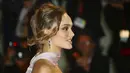 Aktris Lily-Rose Depp berjalan di karpet merah menghadiri pemutaran perdana film 'The King' di Festival Film Venice edisi ke-76, Venice, Italia (2/9/2019). Putri aktor Johnny Depp ini tampil memesona berbalut gaun berwarna pink di karpet merah Venice Film Festival 2019. (AP Photo/Joel C Ryan)