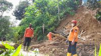 BPBD Ponorogo mengevakuasi ratusan warga terdampak tanah retak. (Istimewa)