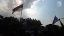Orator Aksi Bela Islam 64 berdiri di atas kendaraan saat berunjuk rasa di Bareskrim, Jakarta, Jumat (6/4). Pengunjuk rasa menuntut Sukmawati Soekarnoputri diadili terkait puisinya. (Merdeka.com/Imam Buhori)