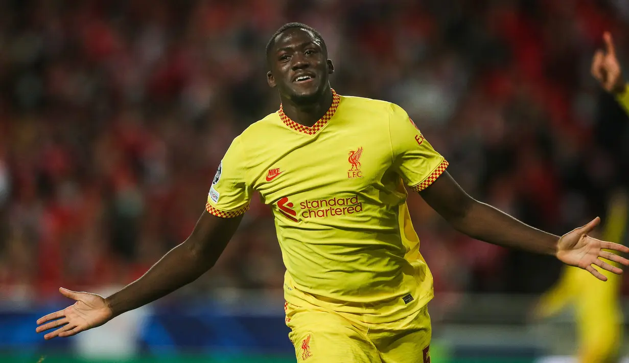 Selebrasi bek Liverpool, Ibrahima Konate setelah mencetak gol ke gawang Benfica pada laga leg pertama perempatfinal Liga Champions 2021/2022 di Luz Stadium, Lisbon (5/4/2022). Ibrahima Konate didatangkan Liverpool dari RB Leipzig pada awal musim 2021/2022 dengan nilai transfer 40 juta euro. Masih menyisakan kontrak hingga 30 Juni 2026, hingga kini ia telah tampil dalam 53 laga di semua ajang dengan torehan 3 gol dan 1 assist. (AFP/Carlos Costa)
