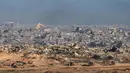 Data terbaru menyebut, jumlah korban tewas warga Palestina di jalur Gaza meningkat menjadi 57.418 orang dengan 136.261 lainnya terluka. (Maya Levin/AFP)