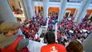 Sejumlah guru dari seluruh  Kentucky berkumpul di gedung DPR negara bagian dalam unjuk rasa di Frankfort, Senin (2/4). Kerumunan orang mengenakan baju berwarna merah menuntut kenaikan gaji dan pendanaan bagi sekolah. (AP/Timothy D. Easley)