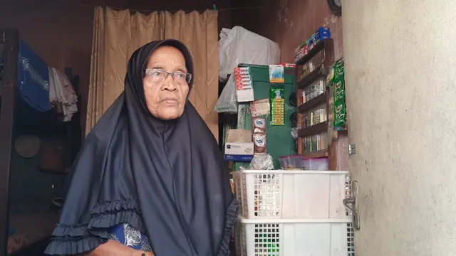 Nenek Sumirah, warga miskin Surabaya yang luput dari bansos. (Dian Kurniawan/Liputan6.com)