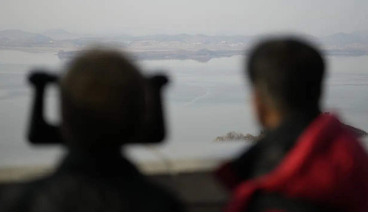 Korea Utara mengatakan kepada Jepang bahwa mereka akan melakukan upaya ketiga untuk meluncurkan satelit mata-mata militer akhir bulan ini, demikian dikatakan para pejabat Jepang pada Selasa, setelah dua kali peluncuran sebelumnya gagal. (AP Photo/Lee Jin-man)