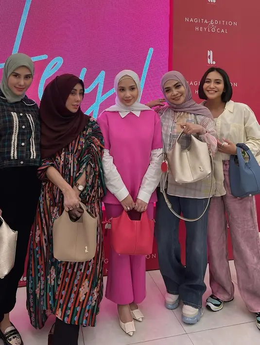 Lengkapi busana femininnnya, Nagita Slavina jinjing koleksi tas kolaborasinya berwarna pink fuschia [@rieta_amalia]