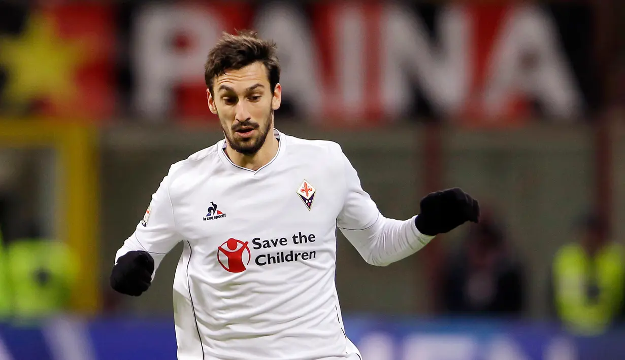 Foto pada tanggal 17 Januari 2016, Kapten Fiorentina Davide Astori mengontrol bola saat melawan AC Milan di stadion San Siro di Milan. Astori, dikabarkan meninggal dunia menjelang pertandingan antara Udinese vs Fiorentina. (AP Photo / Antonio Calanni)