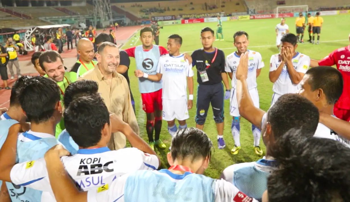 Dejan Antonic memberikan motivasi kepada anak-anak Persib Bandung saat melawan Bhayangkara Surabaya United di Stadion Gelora Delta Sidoarjo, Sabtu (11/6/2016). (Bola.com/Nicklas Hanoatubun)