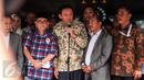 Basuki Tjahaja Purnama (Ahok) memberikan keterangan di depan Gedung Kejagung, Jakarta, Kamis (1/12). Ahok berterima kasih karena para wartawan telah mengawal kasus yang menimpa dirinya hingga saat ini. (Liputan6.com/Gempur M Surya)