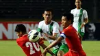 Gelandang Timnas Indonesia U-19, Maldini, kesulitan menembus kawalan dua pemain belakang Myanmar di Stadion GBK Jakarta, (7/5/2014). (Liputan6.com/Helmi Fithriansyah)