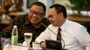 Menteri ESDM, Sudirman Said (kanan) berbincang dengan Menteri Koperasi UKM A.A Gede Ngurah Puspayoga saat menghadiri rapat Kabinet di Jakarta, Rabu (1/9/2015). (Liputan6.com/Faizal Fanani)