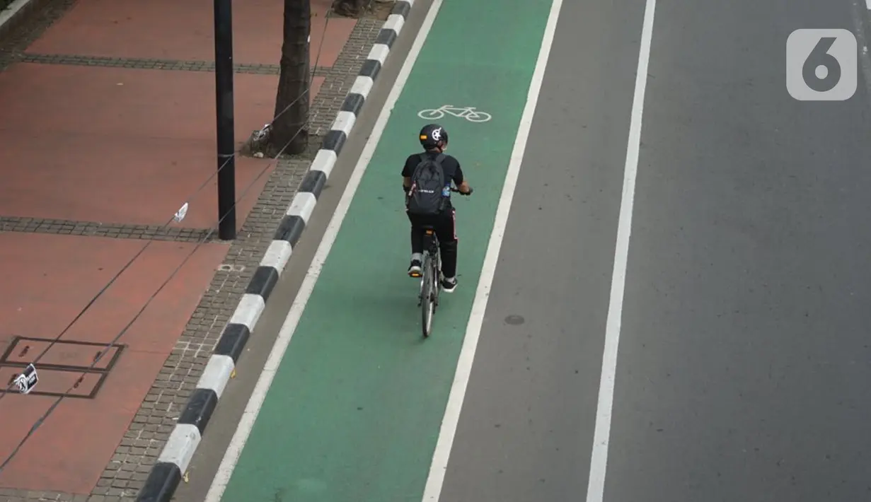 Warga mengayuh sepedanya saat melintas Jalan MH Thamrin, Jakarta, Selasa (30/6/2020). Untuk menyikapi maraknya penggunaan sepeda sebagai sarana transportasi oleh masyarakat, Kementerian Perhubungan menyiapkan regulasi untuk pesepeda, khususnya aspek keselamatan. (Liputan6.com/Immanuel Antonius)