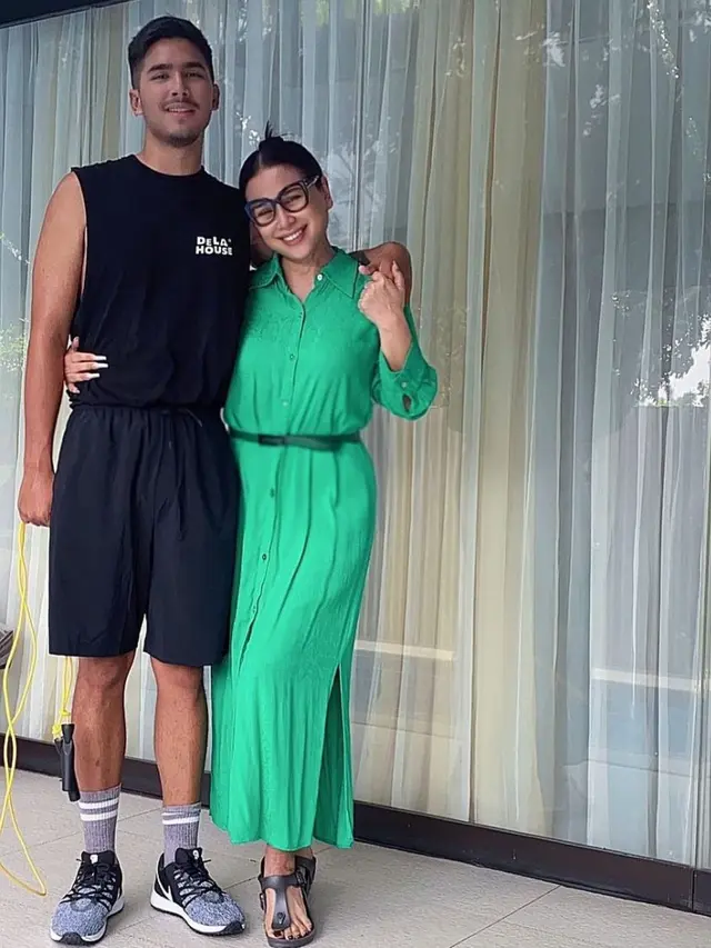 Titi DJ bersama anaknya