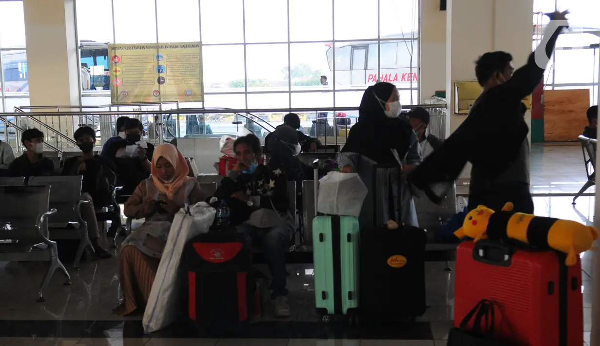 Terminal Terpadu Pulo Gebang, Jakarta Timur menjadi salah satu titik keberangkatan arus mudik masyarakat dengan angkutan umum. (merdeka.com/Imam Buhori)
