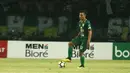 Bek Persebaya, Rachmat Irianto, saat laga vs Persib di Stadion Gelora Bung Tomo, Surabaya, Kamis (26/7/2018). (Bola.com/Aditya Wany)