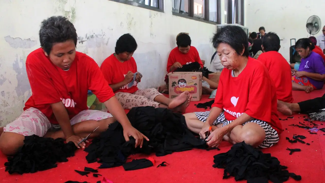 ODGJ Keputih Surabaya dilatih membuat kerajinan tangan. (Dian Kurniawan/Liputan6.com)