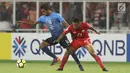 Gelandang Persija, Yan Pieter Nasadit (kanan) berebut bola dengan pemain Johor Darul Takzim, Hariss Harun pada lanjutan penyisihan Grup H Piala Asia 2018 di Stadion GBK, Jakarta, Selasa (10/4). Persija menang telak 4-0. (Liputan6.com/Helmi Fithriansyah)