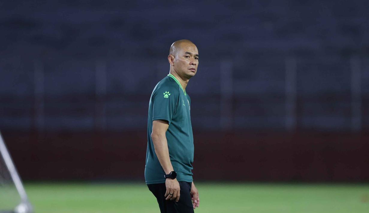 Pelatih Timnas Indonesia U-17, Kurniawan Dwi Yulianto, memastikan kondisi mental para pemain mulai pulih setelah sempat terpukul usai kekalahan dari Malaysia. Tampak dalam foto, pelatih Timnas Indonesia U-17, Kurniawan Dwi Yulianto, saat memimpin sesi latihan terakhir jelang laga melawan Vietnam pada laga terakhir Grup A Piala AFF U-17 2026 di Stadion Gelora 10 November, Surabaya, Jawa Timur, Sabtu (18/4/2026). (Bola.com/M Iqbal Ichsan)