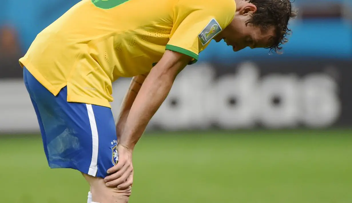 Tampil sebagai pengganti Neymar, Bernard tak mampu berbuat banyak. Ia harus menyaksikan kekalahan tragis Brasil saat dibantai Jerman 7-1, Estadio Mineirao, Rabu (9/7/2014)  (AFP PHOTO / PEDRO UGARTE)