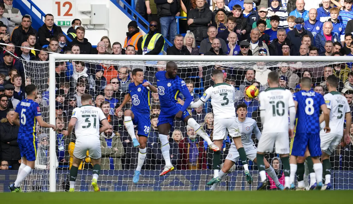 Pemain Plymouth Argyle Macaulay Gillesphey (tengah) mencoba menyundul bola untuk mencetak gol ke gawang Chelsea pada putaran keempat Piala FA di Stadion Stamford Bridge, London, Inggris, 5 Februari 2022. Chelsea menang 2-1. (AP Photo/Matt Dunham)