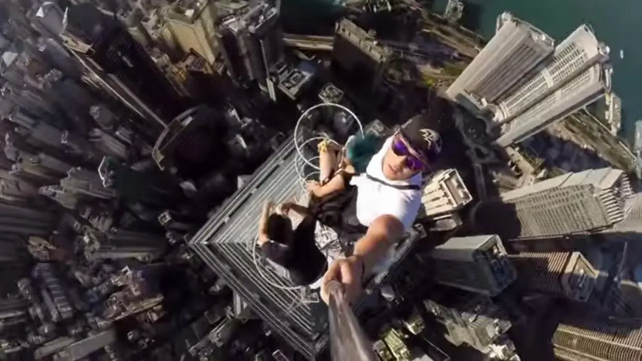 Aksi Nekat Pemuda Hong Kong Selfie Di Atap Gedung Pencakar Langit