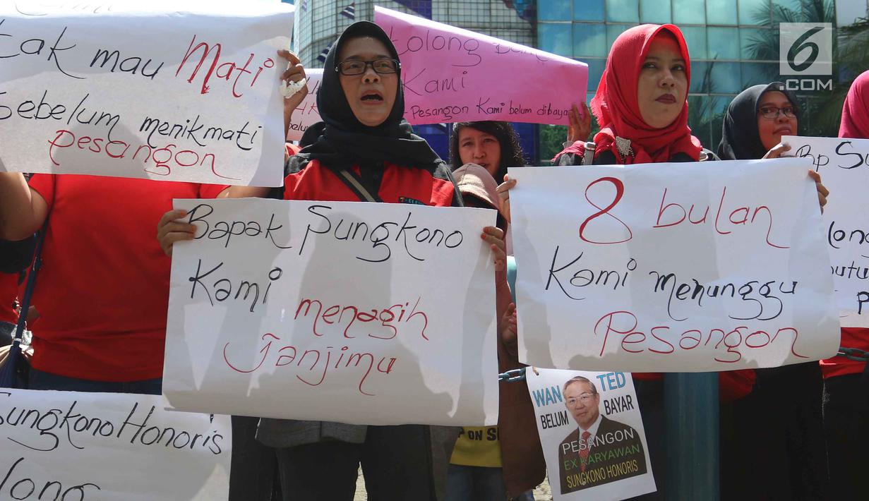 Puluhan mantan karyawan 7-Eleven berdemo menuntut pesangon saat melakukan aksi di Jakarta, Rabu (22/2). Mereka menuntut pesangon yang seharusnya dibayarkan sebelum 31 Desember 2017 lalu. (Liputan6.com/Angga Yuniar)