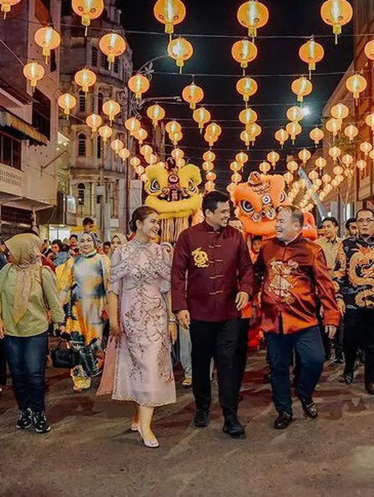 Rambut coklat Kahiyang di tata menjadi sanggul modern tanpa hiasan. Dengan bagian depan yang rapi. [@ayanggkahiyang]