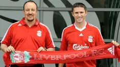 Liverpool manager Rafael Ben&iacute;tez (L) stands with new signing Robbie Keane at the club's Melwood training complex, in Liverpool, north-west England, on July 29, 2008. AFP PHOTO / ANDREW YATES