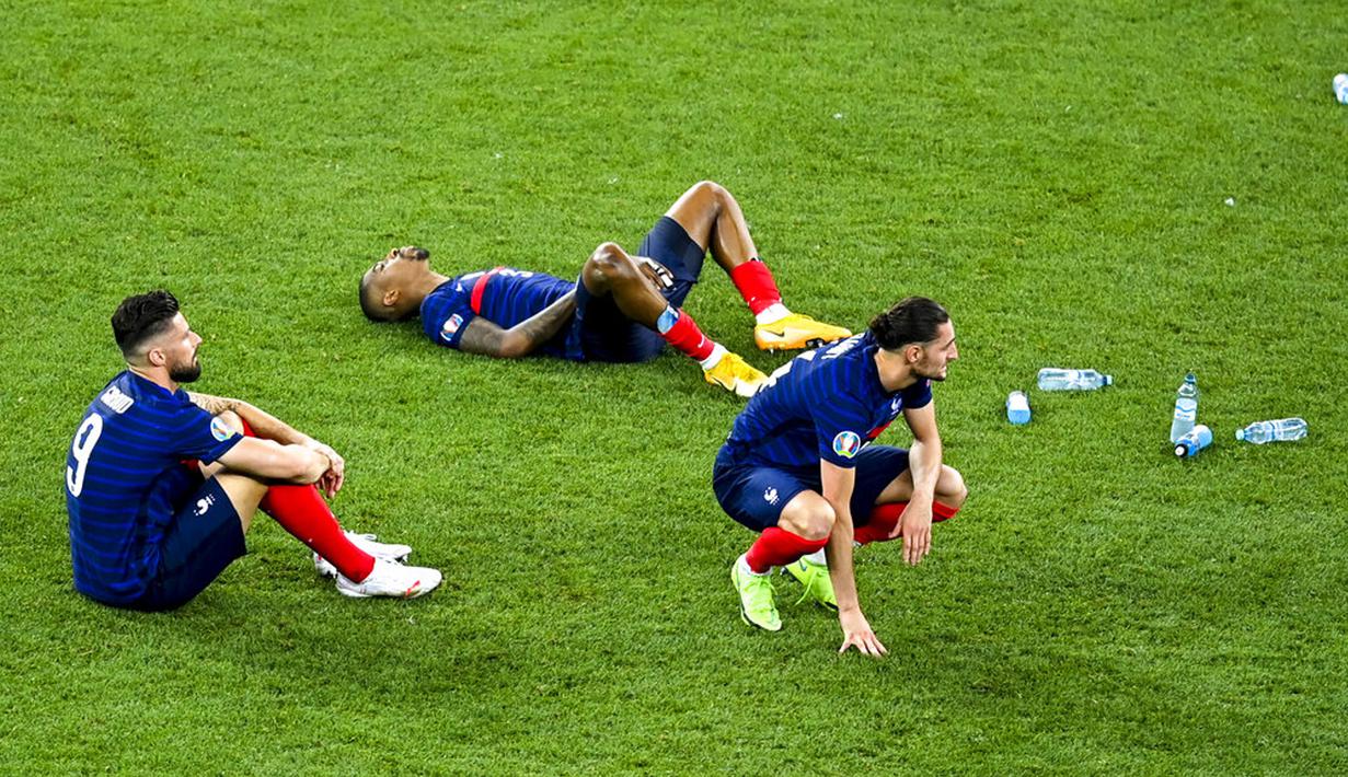 Reaksi para pemain Prancis usai kalah dari Swiss dalam adu penalti pada pertandingan babak 16 besar Euro 2020 di Stadion National Arena, Bucharest, Rumania, Selasa (29/6/2021). Swiss menyingkirkan Prancis usai menang 5-4 (3-3). (Daniel Mihailescu/Pool Photo via AP)