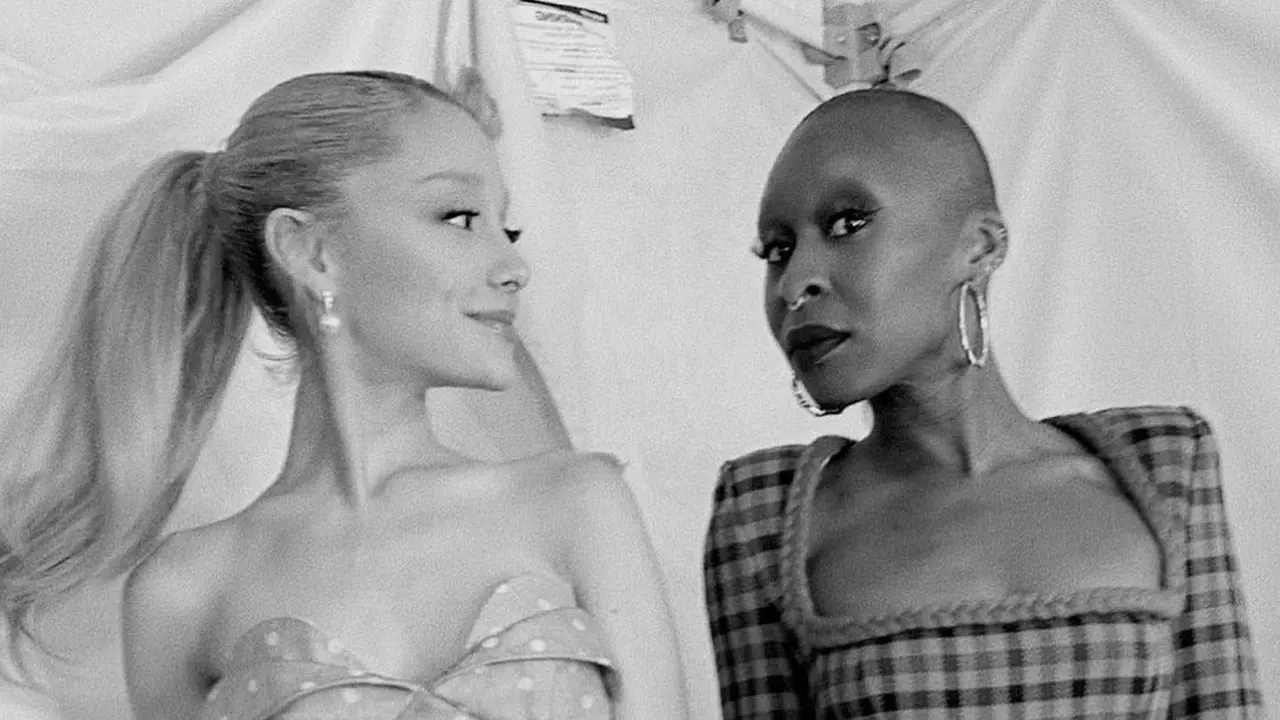 Ariana Grande Tampil dengan Tubuh Super Skinny, Padahal Cantik dalam Gaun Polkadot