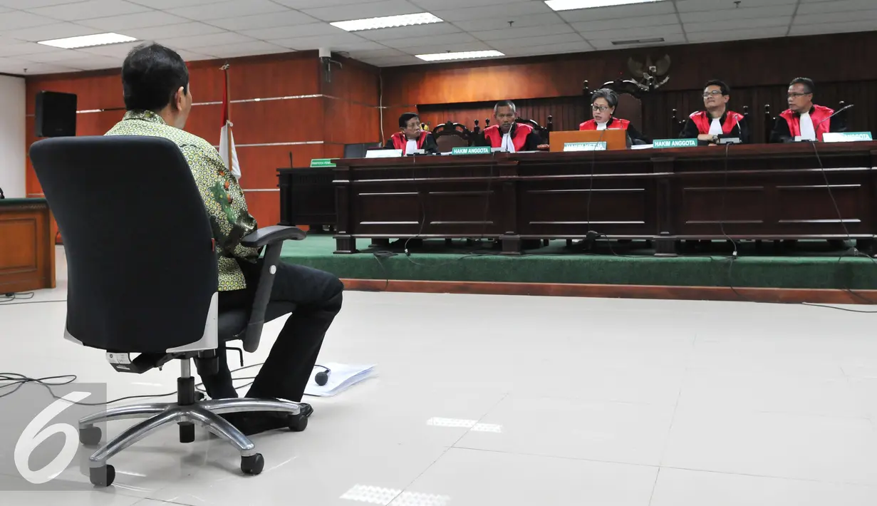 Mantan Kadishub DKI Jakarta Udar Pristono mendengarkan putusan sidang vonis di Pengadilan Tipikor, Jakarta, Rabu (23/09/2015). Majelis Hakim memutuskan Udar bersalah dan menjatuhkan hukuman 5 tahun penjara. (Liputan6.com/Andrian M Tunay)