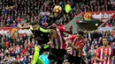 Pemain Arsenal, Olivier Giroud, saat mencetak gol ketiga ke gawang Sunderland dalam laga Premier League di Stadium of Light, Sabtu (29/10/2016). (AFP/Lindsey Parnaby)