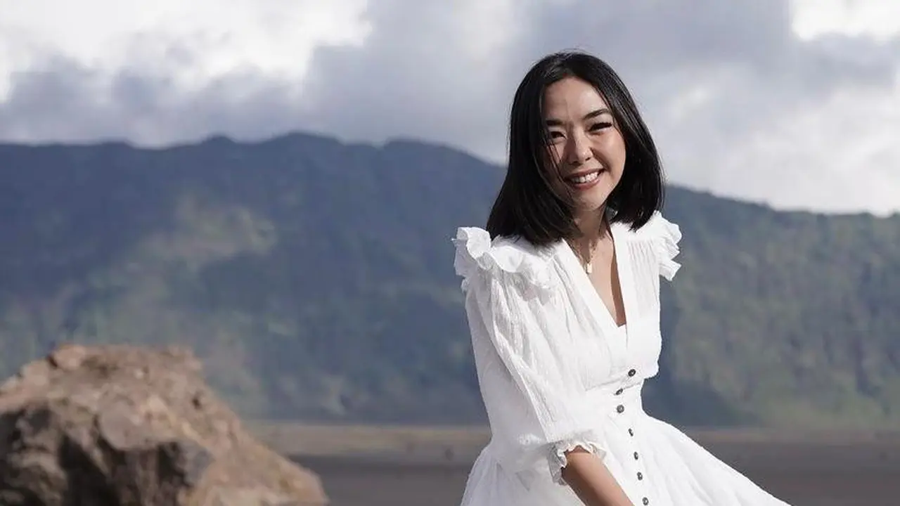 6 Gaya Gisella Anastasia Jadi Model Video Klip di Bromo, Menawan Kenakan Dress Putih dan Sepatu Hak Tinggi