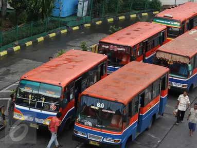 Angkutan umum menunggu penumpang di Terminal Blok M, Jakarta, Selasa (1/11). Berdasarkan data Organda DKI Jakarta, hampir 90% dari total sekitar 6.000 angkutan umum bus sedang sudah tidak layak jalan. (Liputan6.com/Immanuel Antonius)