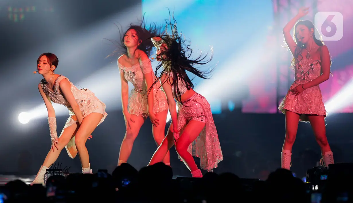 Aksi enerjik grup K-Pop AESPA menghibur penggemarnya saat konser di Jakarta, Sabtu (24/6/2023). (Liputan6.com/Faizal Fanani)