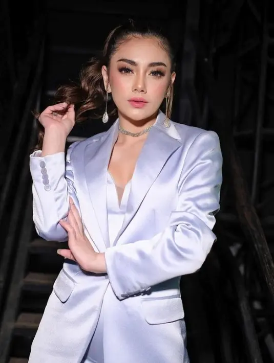 Celine Evangelista terlihat seperti seorang boss perempuan cantik [Instagram/celine_evangelista]