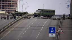 Tentara Ukraina mengambil posisi di sebuah jembatan di dalam Kota Kiev, Ukraina, Jumat (25/2/2022). Rusia menekan invasinya sampai ke pinggiran Kiev setelah melepaskan serangan udara di kota-kota dan pangkalan militer serta mengirimkan pasukan dan tank dari tiga sisi. (AP Photo/Emilio Morenatti)