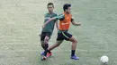 Pemain Timnas Indonesia U-22, Nurhidayat, menggirng bola saat latihan di Lapangan ABC Senayan, Selasa (5/2). Nurhidayat merupakan palang pintu andalan yang siap menjaga pertahanan Timnas Indonesia U-22. (Bola.com/M Iqbal Ichsan)