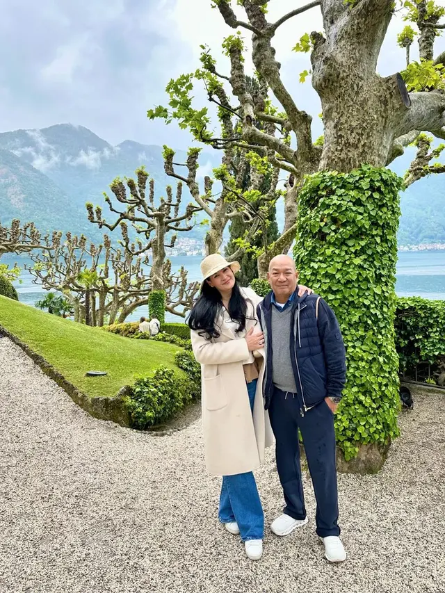 Donna Harun dan suami (Instagram/donnaharunofficial)