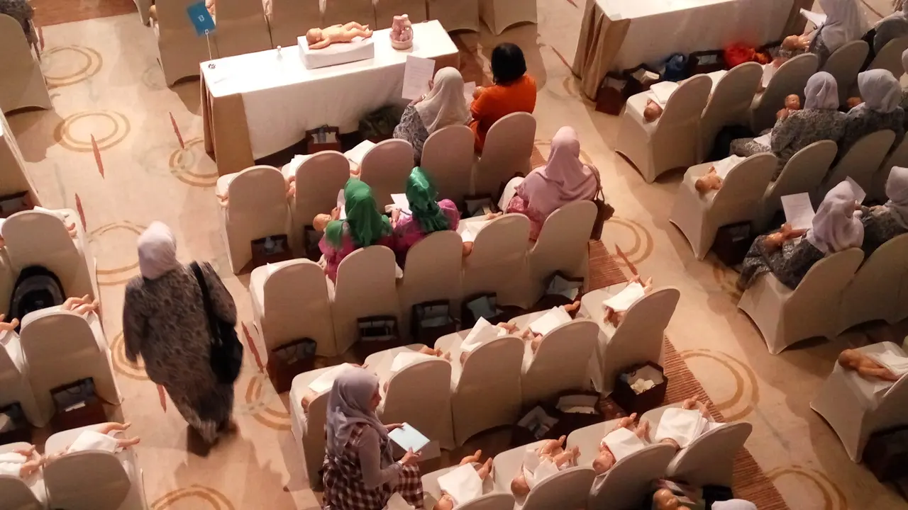 Pemecahan Rekor Stimulasi Pelatihan Pijat Bayi oleh PT Johnson & Johnson