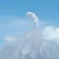 Gunung Semeru menyemburkan abu vulkanik setinggi sekitar 700 meter, Jumat (22/9/2023), pukul 09.23 WIB. (Liputan6.com/ Dok. PVMBG)