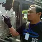 Warin Darsono (30), juru rawat menunjukkan lambang Freemasonry pada kereta jenazah peninggalan era kolonialisme Belanda. (Tunggul Kumoro/JawaPos.com)