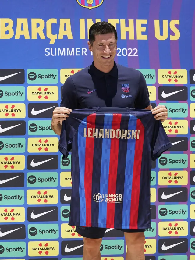 Robert Lewandowski Resmi Diperkenalkan Barcelona