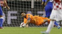 Gianluigi Buffon melakukan penyelamatan atas tendangan penalti lawan dalam pertandingan kualifikasi Piala Eropa 2016 Grup H antara Kroasia dan Italia, di Split, Kroasia, Sabtu 13 Juni 2015. (AP Photo / Darko Bandic)