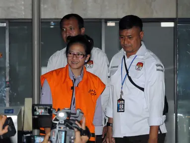 Anggota Komisi V DPR RI dari Fraksi PDIP, Damayanti Wisnu Putranti (DWP) mengenakan baju tahanan usai menjalani pemeriksaan Perdana di gedung KPK, Jakarta, Senin (18/1/2016). (Liputan6.com/Helmi Afandi)