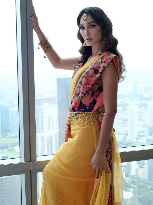7 Pesona Luna Maya Dalam Busana India Ini Curi Perhatian