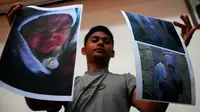 Orang tua bayi yang diculik Toni Manurung memerlihatkan foto bayi dan tersangka penculik bayinya, saat konferensi pers di Rumah Sakit Hasan Sadikin Bandung, Rabu (26/3/2014) (ANTARA FOTO/Agus Bebeng)