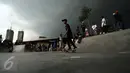Seorang anak bermain papan luncur di areal RPTRA Kalijodo, Jakarta, Selasa (28/3). Sejumlah warga menghabiskan libur Hari Raya Nyepi dengan mengajak putera puterinya bermain di areal RPTRA Kalijodo. (Liputan6.com/Helmi Fithriansyah)